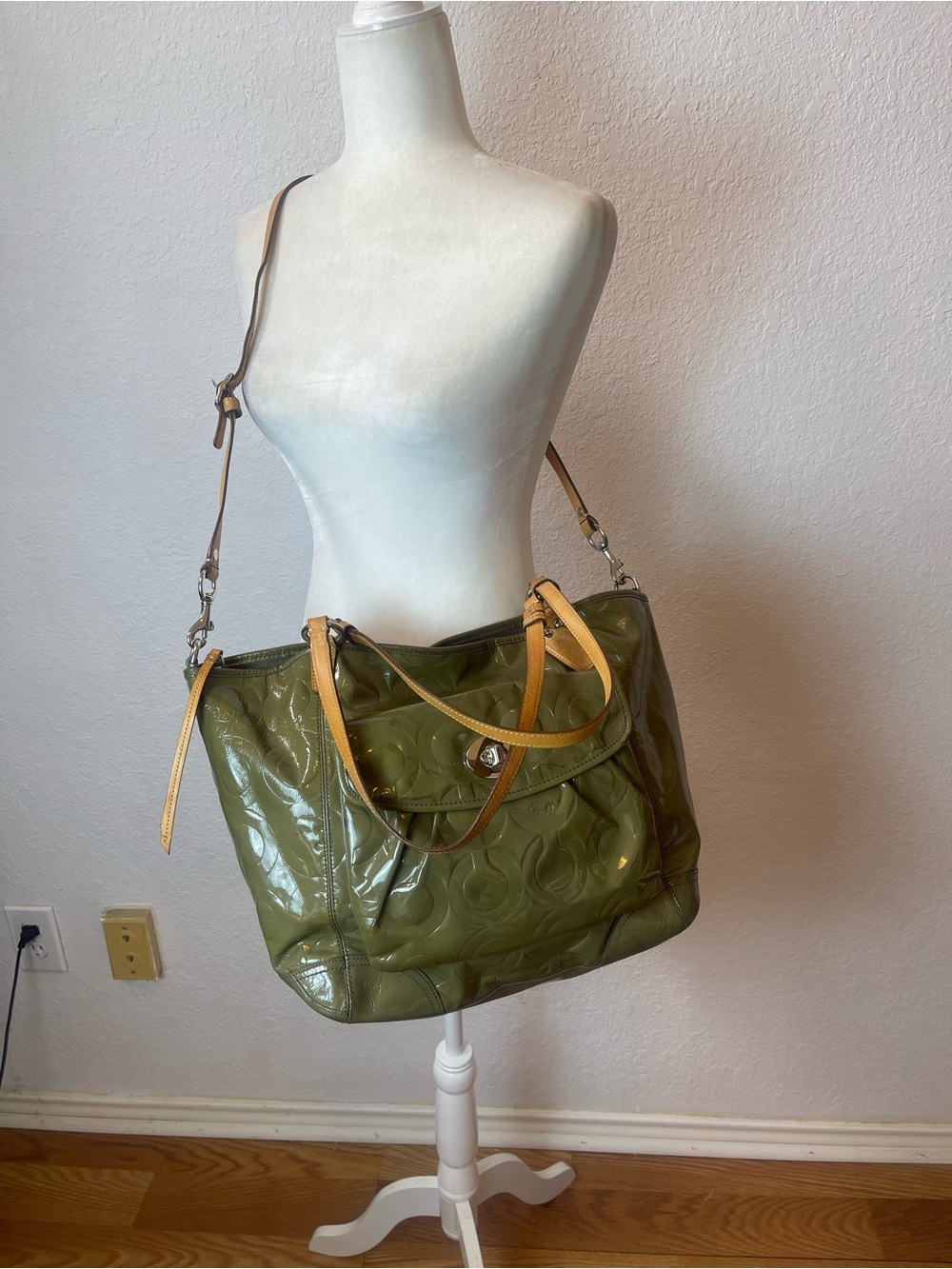 Coach 13179 patent olive green leather tote bag. - Picture 12 of 12